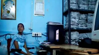 সংযত রেডহেড স্লাট হল ...