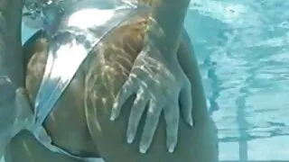 ট্যাটু করা বড় বটমড  ...